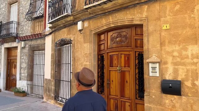 Hombre observando fachadas antiguas del casco hist&oacute;rico de Teulada