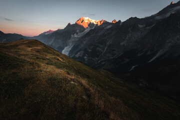 Obraz premium sunrise in the mountains