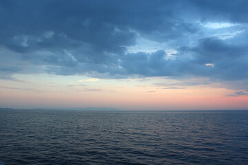 Obraz premium Colorful sunset or sunrise sky over the sea.