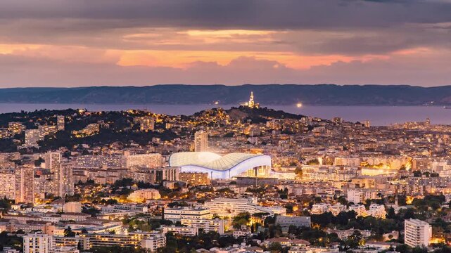 Timelapse de la baie de Marseille du jour &agrave; la nuit avec stade et ambiance festive et fumig&egrave;nes