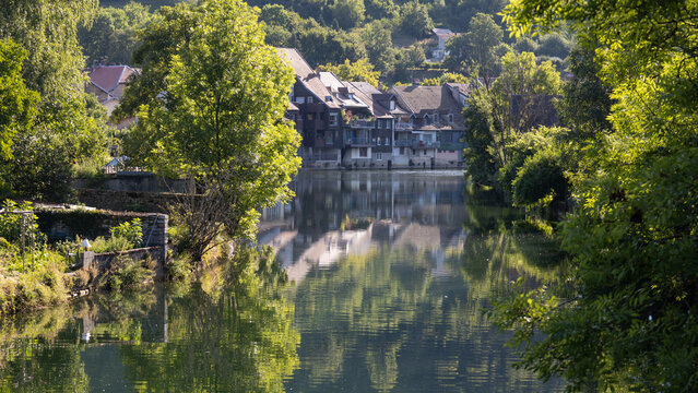 Ornans, ville natale de Gustave Courbet baign&eacute;e par les eaux de la Loue en Franche Comt&eacute;
