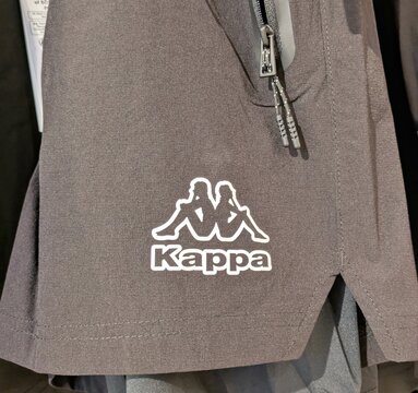 Vista de cerca de logo Kappa en pantalones cortos de deporte en tienda Primark de Madrid, Espa&ntilde;a, 5 de febrero de 2026