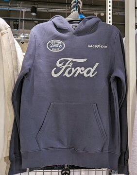 Sudadera con capucha con logo Ford en tienda Primark de Madrid, Espa&ntilde;a, 5 de febrero de 2026
