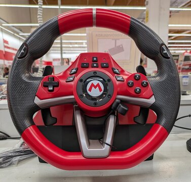 Volante de carreras con botones de mando de consola de videojuegos, para jugar a Mario Kart, en tienda MediaMarkt, Madrid, Espa&ntilde;a, 5 de febrero de 2026