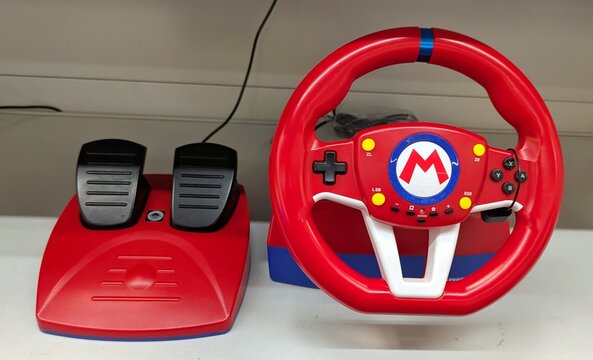 Volante de carreras con botones de mando de consola y pedales de videojuegos, para jugar a Mario Kart, en tienda MediaMarkt, Madrid, Espa&ntilde;a, 5 de febrero de 2026