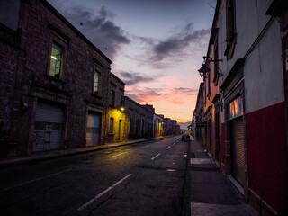 Fototapeta premium A quiet street with a few buildings and a few cars