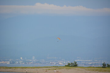 海岸とパラグライダーの風景