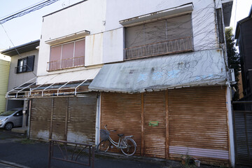 シャッター商店街の潰れた理容室