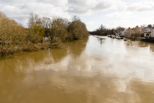 Crue hivernale d'une rivi&egrave;re d&eacute;bordant sur les prairies inondables alentour au niveau d'un petit port fluvial. Port de la Morini&egrave;re, Rez&eacute;