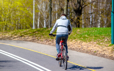 Naklejka premium Cyclist ride on the bike path in the city Park 