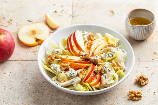 salade fraiche pommes, endives, fromage bleu, noix et vinaigrette	