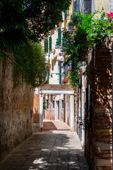 Obraz premium View of the narrow streets and alleys of Venice (Italy)