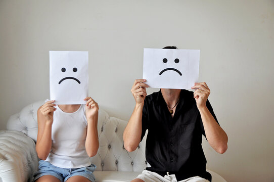 pai e filha an&ocirc;nimos explorando emo&ccedil;&otilde;es humanas, feliz, triste
