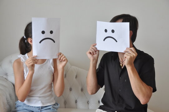 pai e filha an&ocirc;nimos explorando emo&ccedil;&otilde;es humanas, feliz, triste