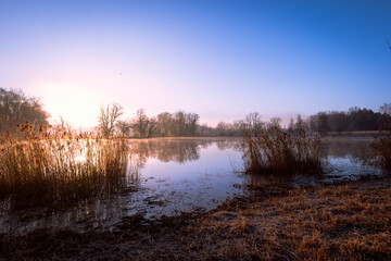 Sonnenaufgang an einem fr&uuml;hlingshaften, aber kalten Morgen