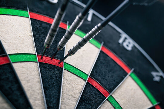 Drei Dartpfeile im Triple20-Feld einer Dartscheibe &ndash; Zielgenauigkeit und Pr&auml;zision