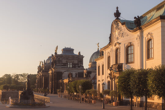 Br&uuml;hlsche Terrasse am Elbufer der Altstadt Dresdens zu Sonnenaufgang