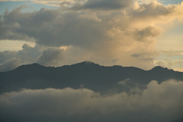 Obraz premium Beautiful sunset over the mountains with huge clouds.