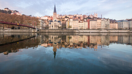 Obraz premium vue sur le vieux Lyon et le quartier Saint-Georges depuis le bord de Saône
