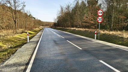 Droga w słoneczny dzień 