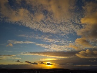 Obraz premium Cielos al atardecer durante el mes de Febrero