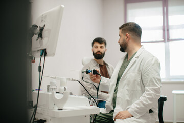 Obraz premium Doctor explaining medical procedure to male patient in clinic