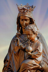 Naklejka premium Virgin Mary and Jesus Christ in glory, crowned and illuminated by radiant light, symbol of divine love, faith, holiness, and heavenly majesty.