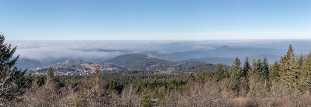 Ausblick vom Gro&szlig;en Feldberg im Taunus in Hessen - Eine stimmungsvolle Landschaftsaufnahme aus Deutschland 

