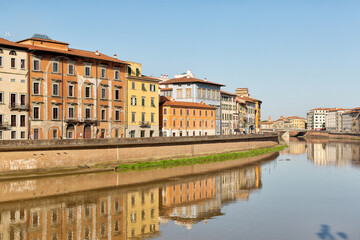 Obraz premium Historic buildings built along the edge of the Arno river, Pisa