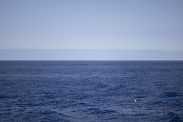 Fototapeta premium Céu e mar em perfeita harmonia com horizonte no oceano