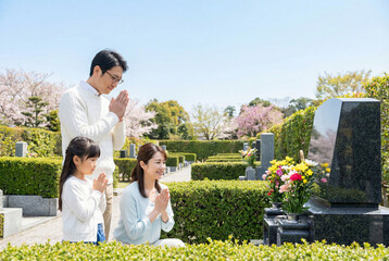 お墓参りをする親子 春彼岸