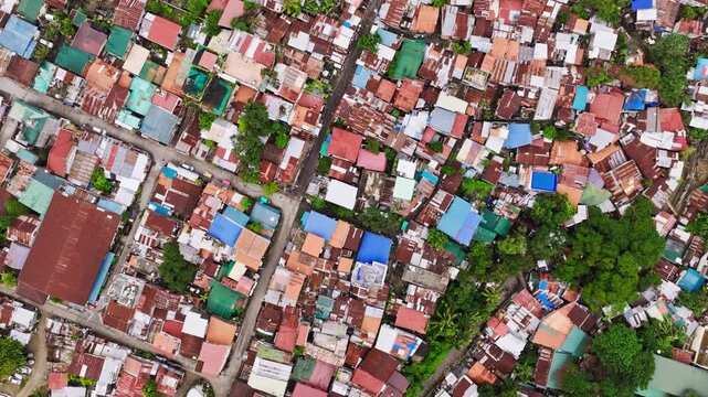 Drone captures narrow Cebu streets revealing borders of informal housing grid