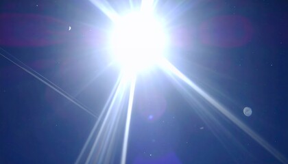 Obraz premium Raggi di luce solare intensa e brillante con effetto flare su sfondo blu scuro, concetto di energia.