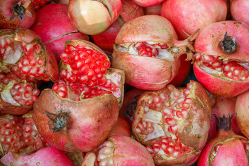 빨갛게 익은 석류과일