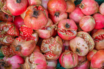 빨갛게 익은 석류과일