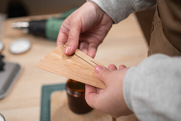 Obraz premium Female hands holding candle wick for candles making.