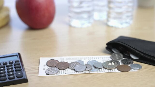 日本の小銭とレジ袋、節約や家計管理、買い出しをイメージ