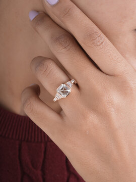Diamond engagement gold ring with beautyful ledy hand 
