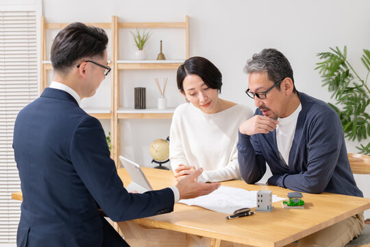営業をするビジネスマン