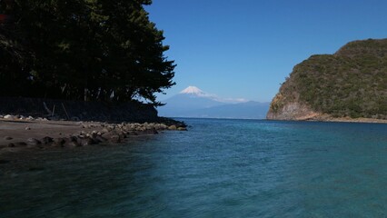 Obraz premium A crystal-clear sea with Mount Fuji