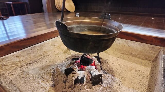 日本家屋の囲炉裏と鍋