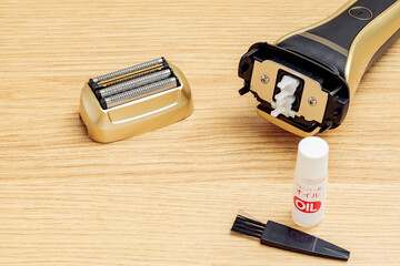	刃を外した電気シェーバーとオイルとブラシ