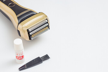 電気シェーバーとオイルとブラシ