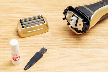 	電気シェーバーとオイルとブラシ