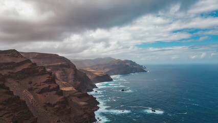 Obraz premium Wide coastal cliffs with open ocean
