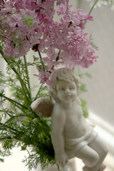 ライラックと座る天使