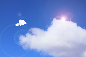 大空を飛ぶ紙飛行機