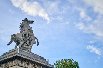 Obraz premium Equestrian Monument Statue in Park with Blue Sky