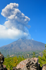 溶岩と噴煙を上げる桜島　有村溶岩展望所の風景　鹿児島県鹿児島市