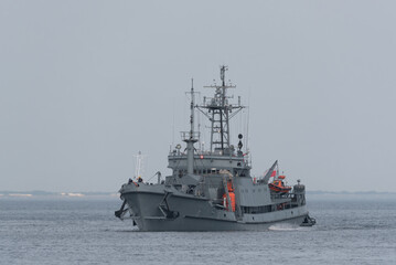 Obraz premium RESCUE AND SALVAGE SHIP - A Polish Navy ship at sea